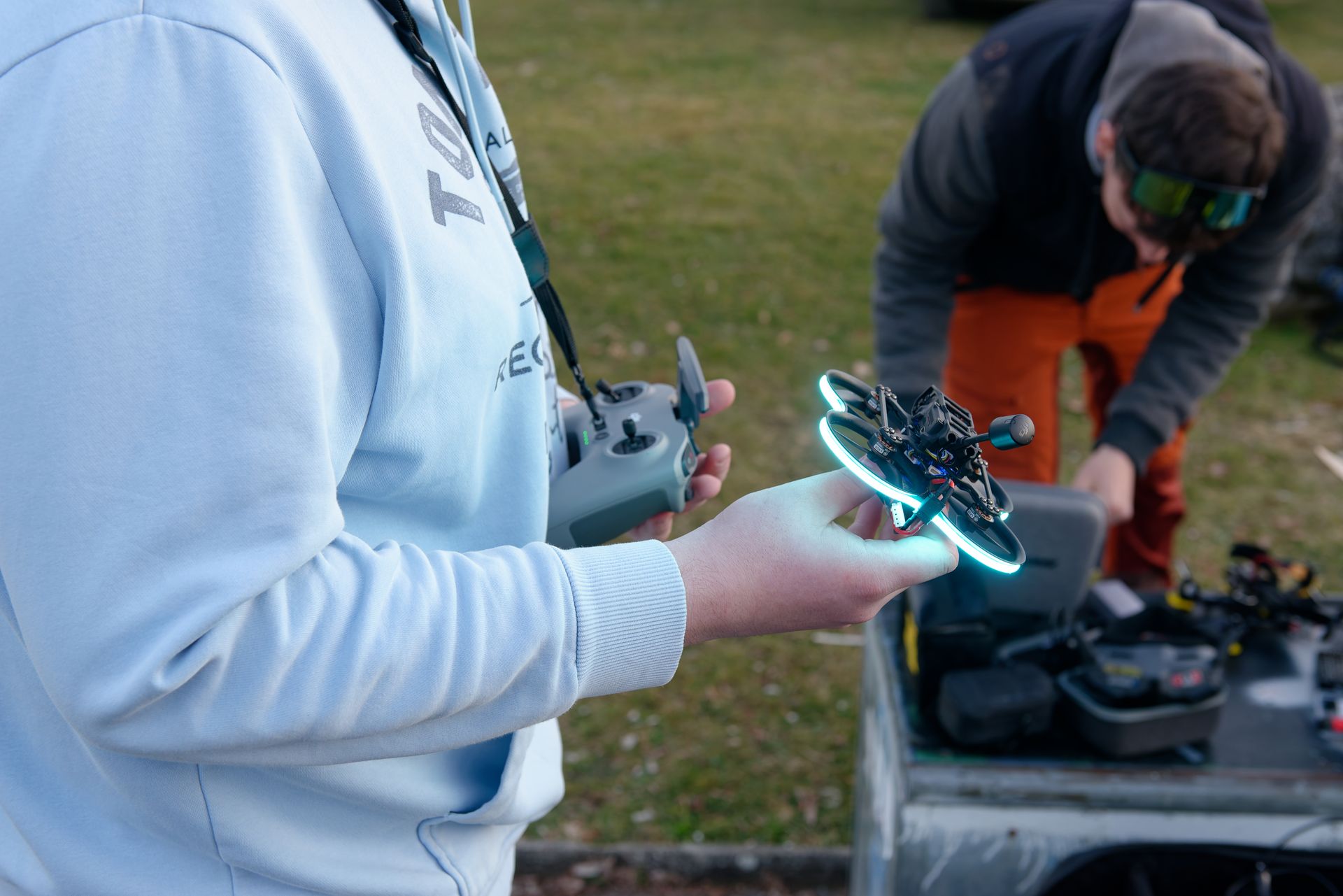 Dronenpilot mit Drone